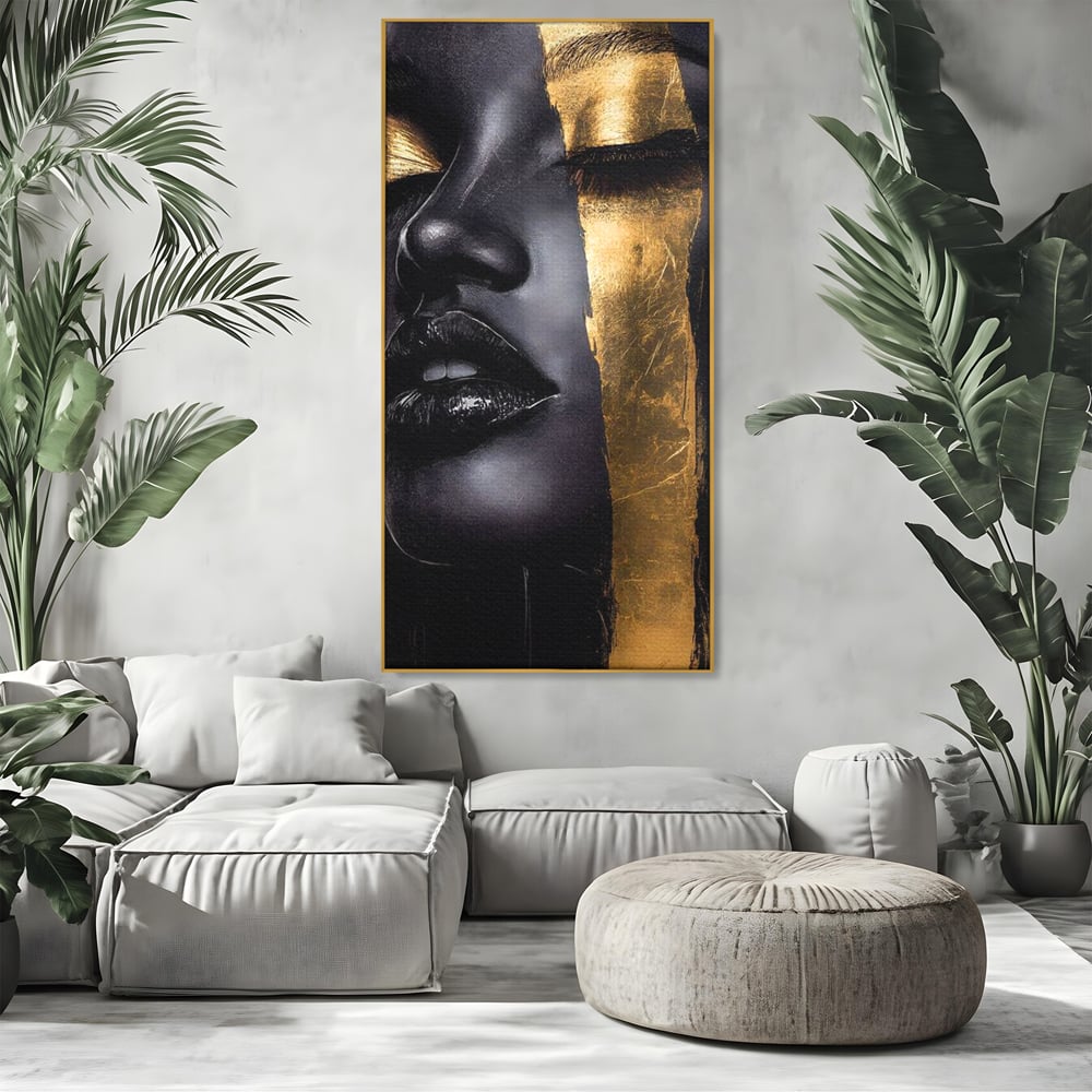 Tablou canvas cu tablou canvas cu chip de femeie, in rama de aluminiu auriu, pe perete intr-un living